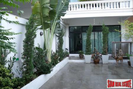 Large Townhouse for Sale in the Phra Khanong Area, Bangkok