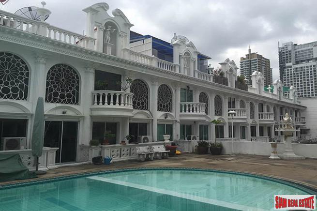 Leo Classic Place | Large Three Storey Family Townhouse on Sukhumvit 39