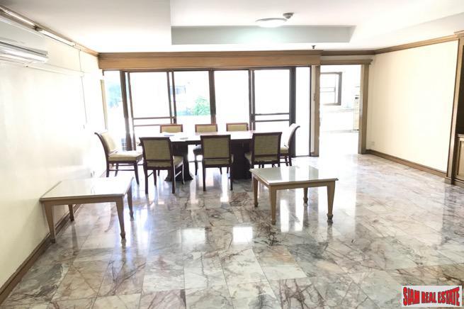 Prestige Towers | Spacious Three Bedroom Close to Transportation and Shopping in Sukhumvit-5