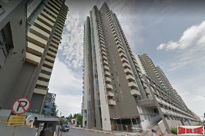 Lake View Condominium | Large Lake View 3 Bed Condo at Nonthaburi