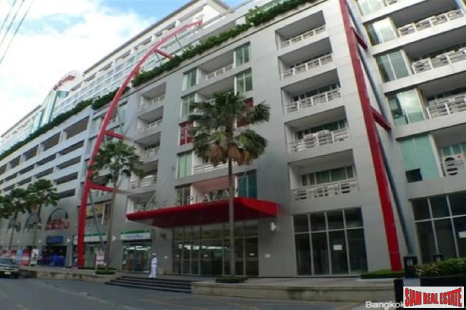 The Trendy Condo | Large One Bed Condo Near BTS Nana-21