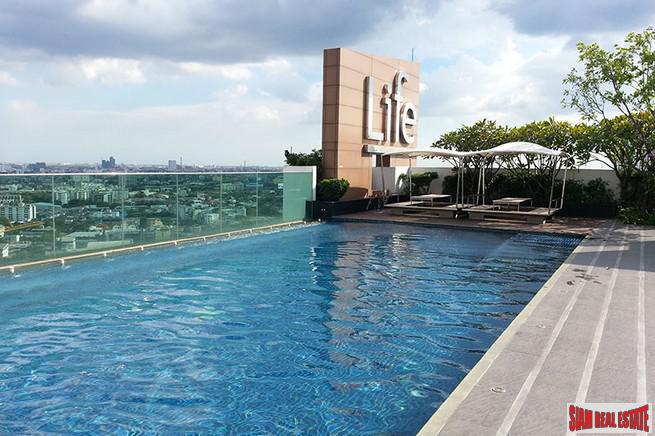 Life @ Sukhumvit | Furnished One Bed City View Condo Directly on Sukhumvit Located on High Floor close to BTS at Ekkamai/Phra Khanong