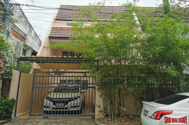 Three Storey Three Bedroom Townhouse for Sale in a Quiet Sukhumvit 39 Location-0