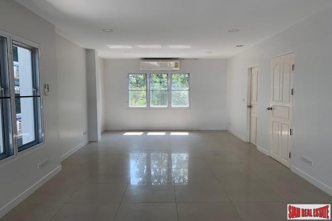 Four Storey Five Bedroom House for Sale with Lots of Parking in Ekkamai-14