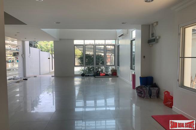 Four Storey Five Bedroom House for Sale with Lots of Parking in Ekkamai-21