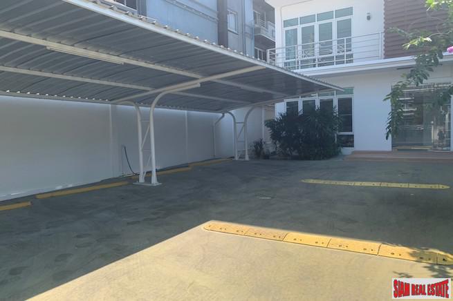 Four Storey Five Bedroom House for Sale with Lots of Parking in Ekkamai-27