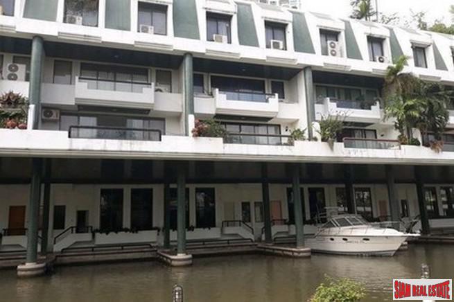 Tridhos City Marina | Superior River Views from this Three Bedroom Condo in Charoen Nakron-1