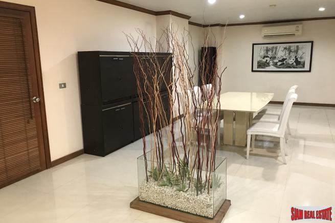 Royal Castle Pattanakarn Condominium | Large 3 Bed Condo for Sale on the 12th Floor with 270 Degree Views-8