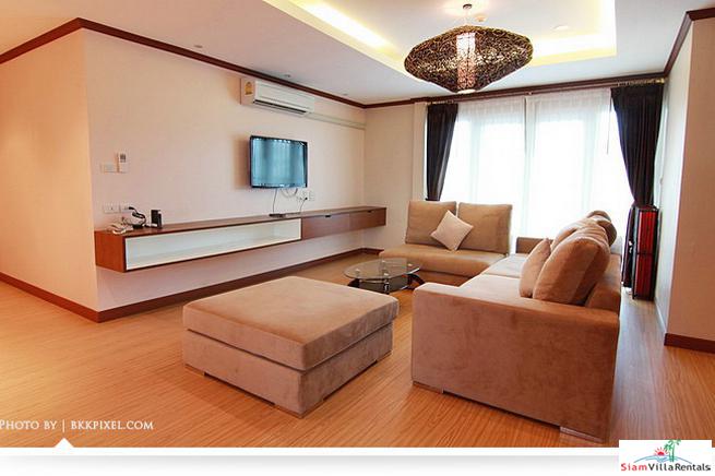 Three Bedroom Pet Friendly Condo a Short walk to BTS Ekamai on Soi 12